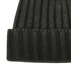 Cashmere ribbed hat with salt treatment. Dark Green